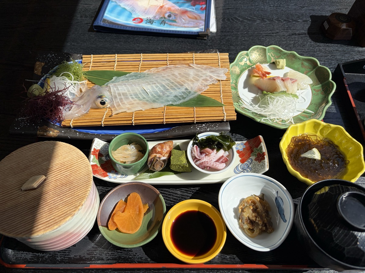 竹すだれの上に盛られた透明ないかの活き造り