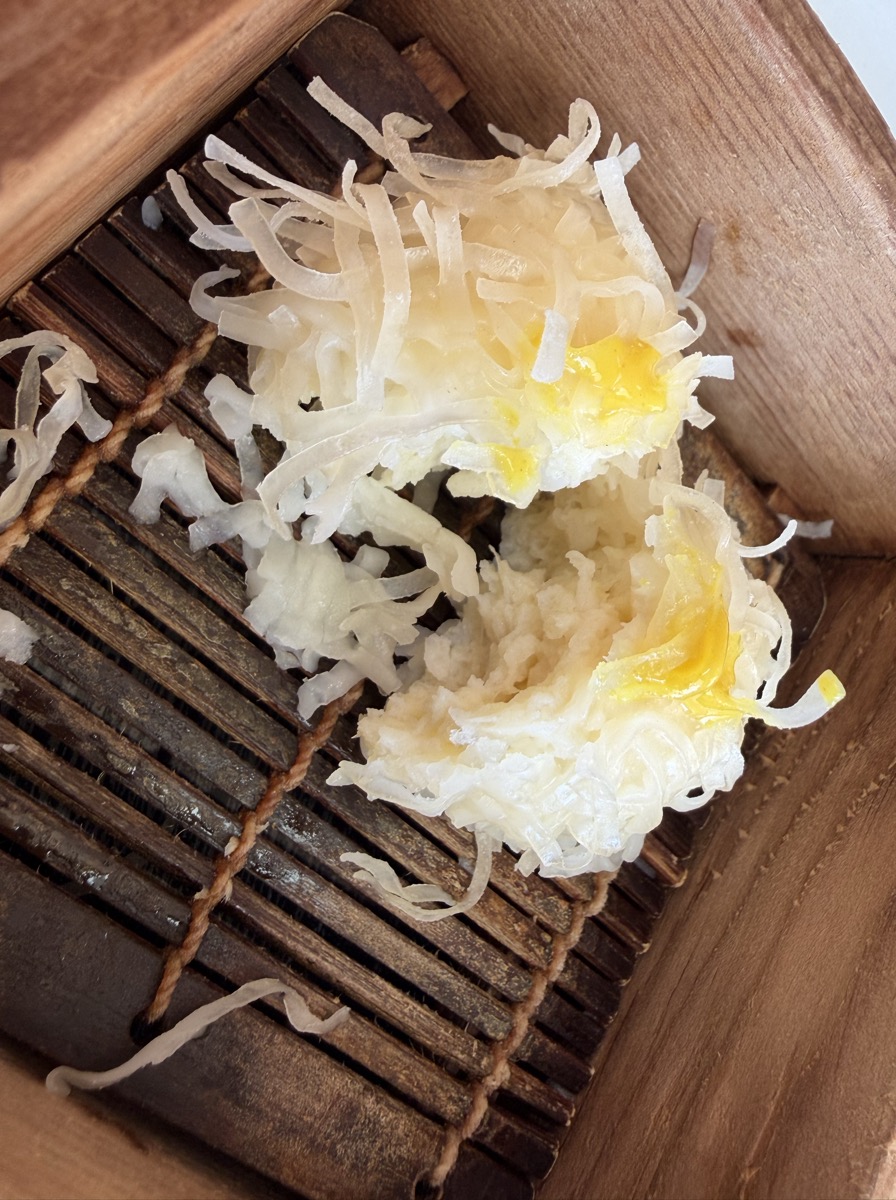 せいろに入ったいかしゅうまい。断面から湯気が立つ