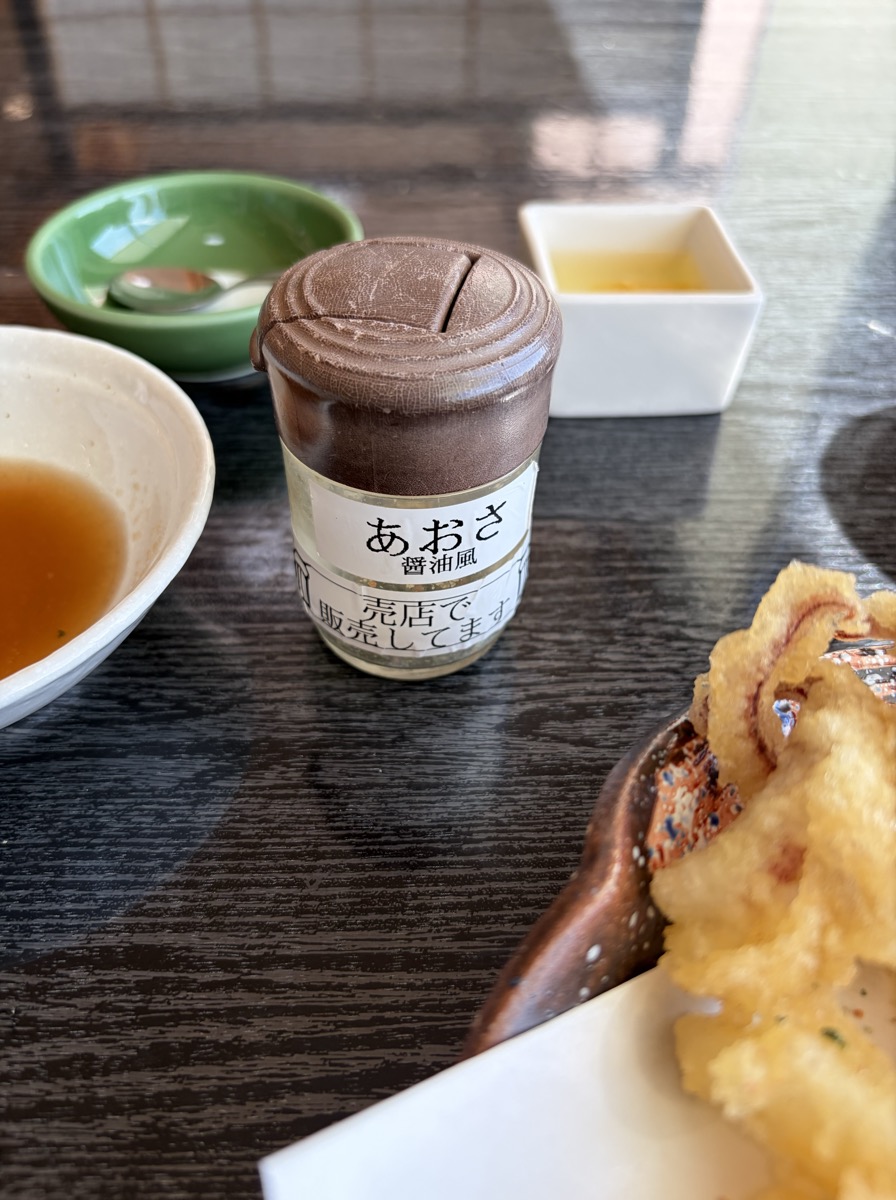 卓上のあおさ醤油風の調味料