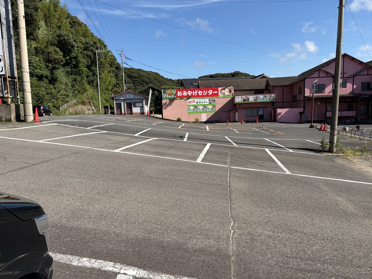 海舟の向かいにある広い駐車場