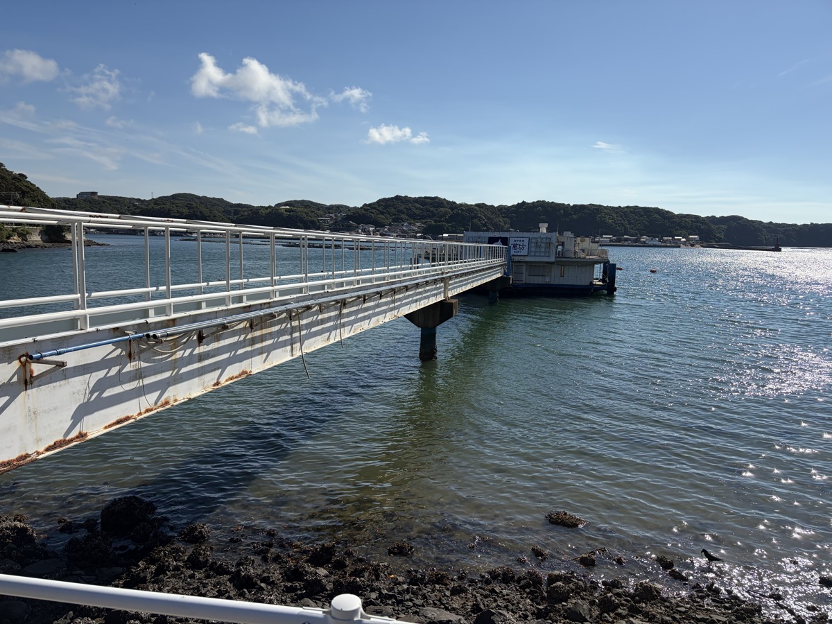 海に伸びる萬坊の桟橋
