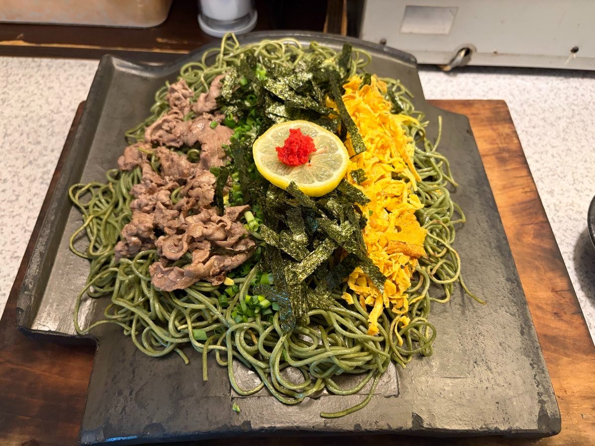 瓦そばの具材の寄り。牛肉と錦糸卵、レモンの輪切りともみじおろし