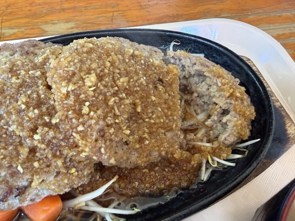 オニオン風味のソースがかかったうしやのハンバーグの接写
