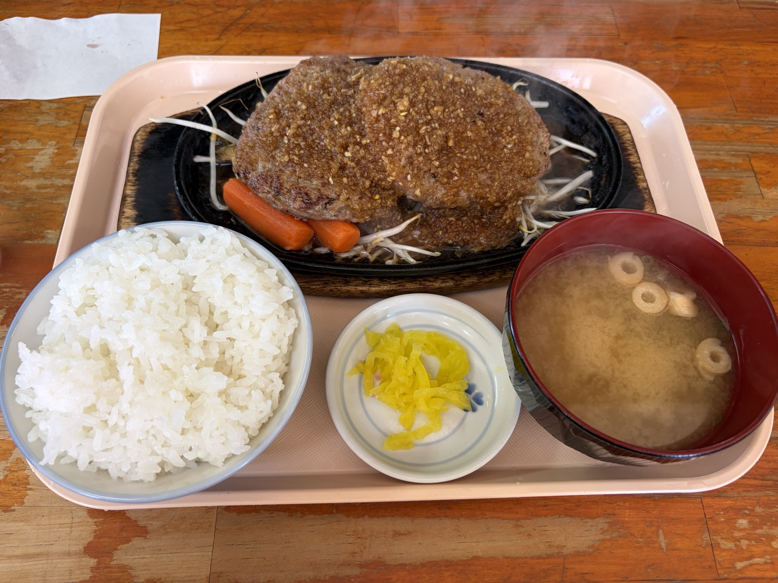 うしやのWハンバーグ定食。鉄板のハンバーグ2枚とご飯・味噌汁・漬物